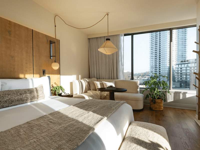 chambre d'hôtel baignée de lumière naturelle