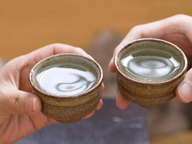 酒杯を持つ二人