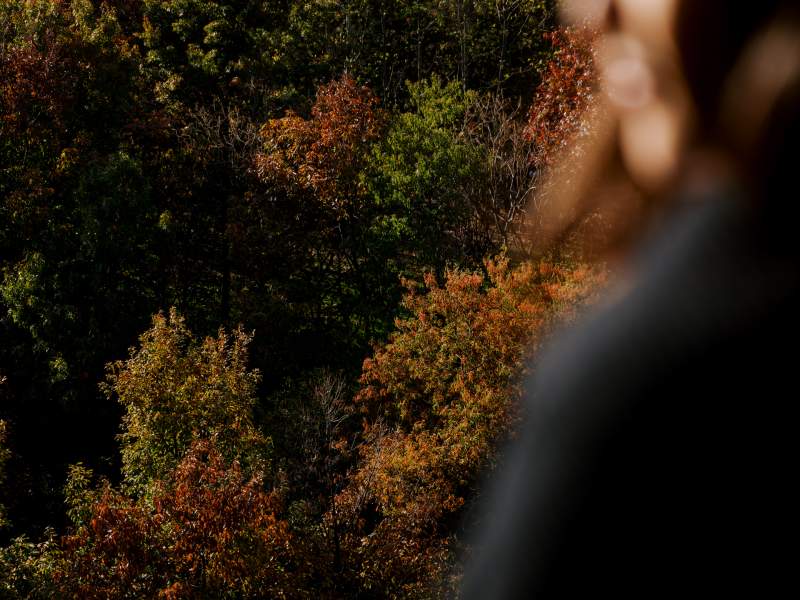 girl looking out into brooklyn bridge park