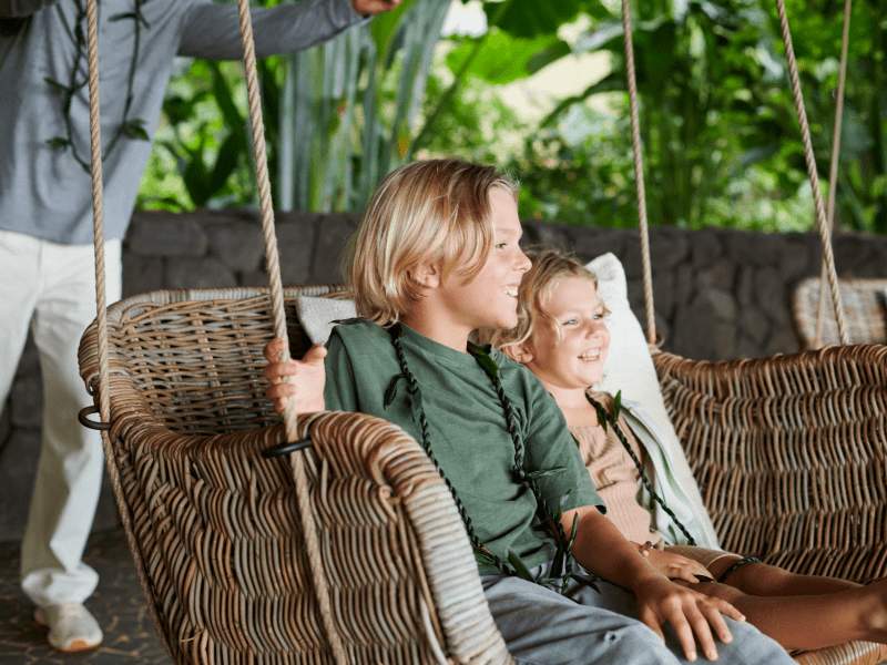 Crianças no baloiço