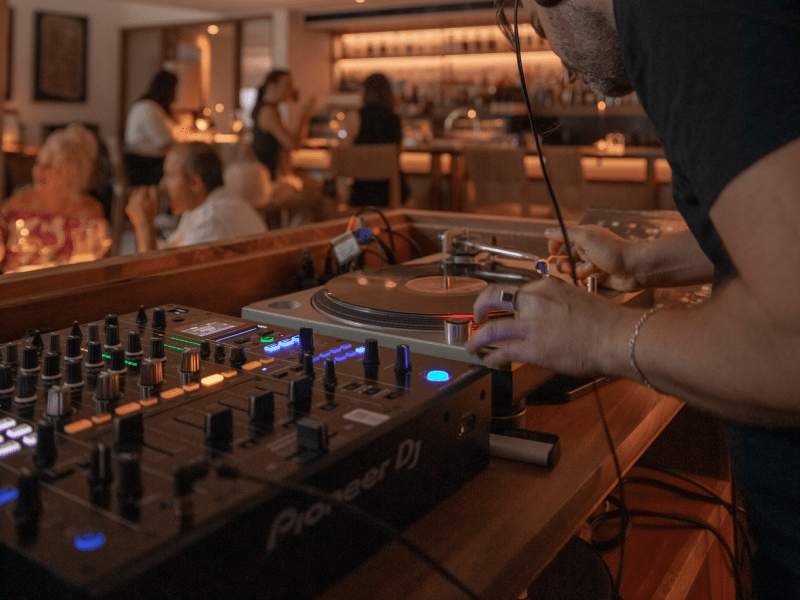 DJ 
