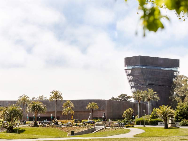 Front of the de Young museum