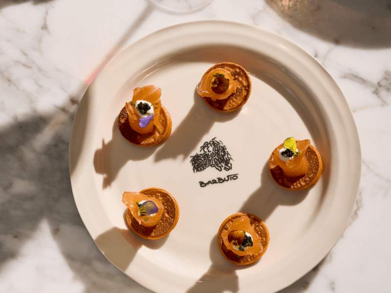 panqueca de caviar e pimenta vermelha