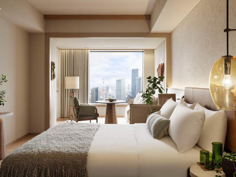 Chambre à coucher moderne avec de grandes fenêtres, une table à thé, des chaises et un canapé