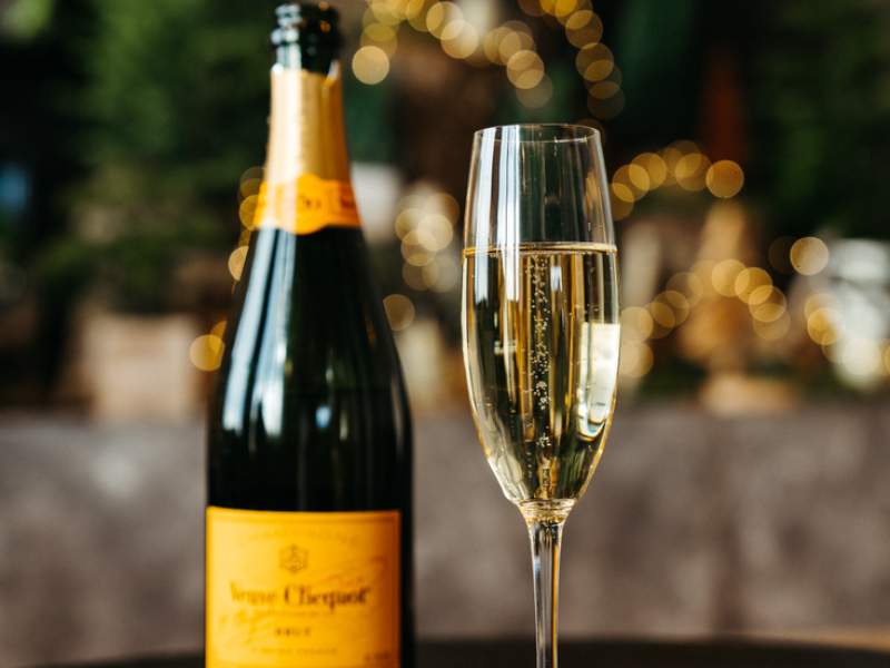 香槟杯和香槟酒瓶  