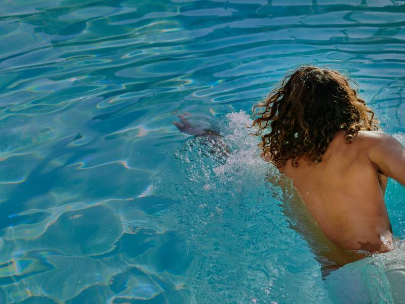 Homme nageant dans la piscine