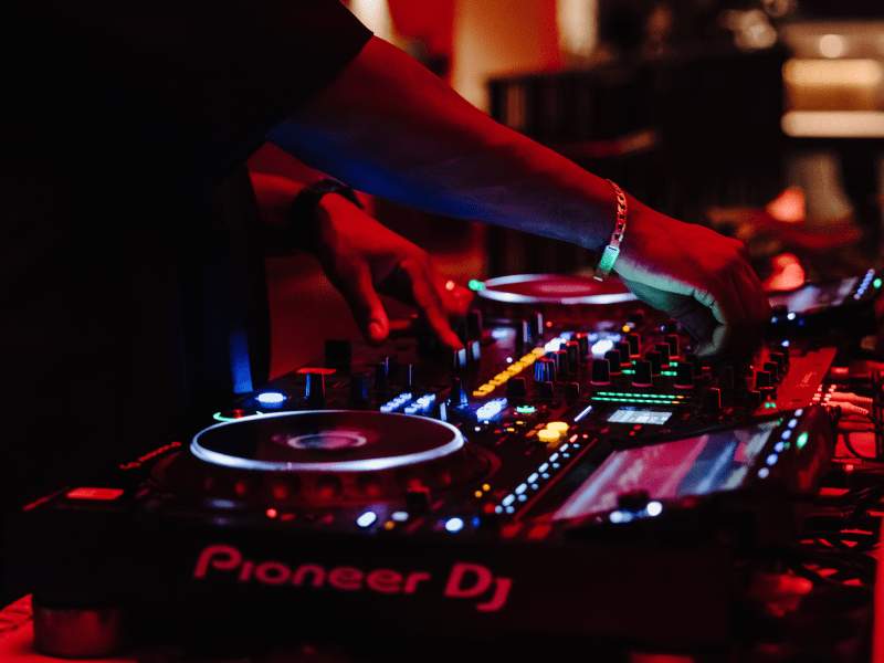 DJ