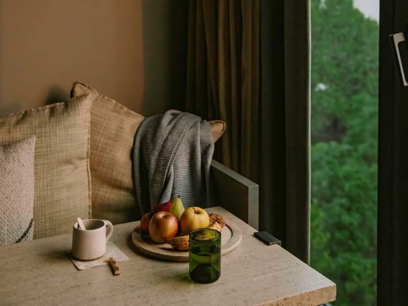 seating area and fruit bowl 