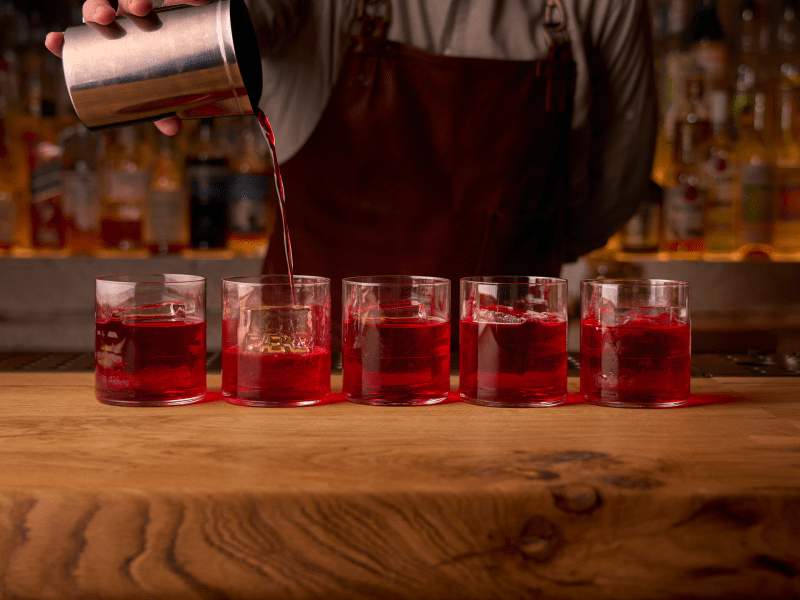 ネグローニを注ぐ