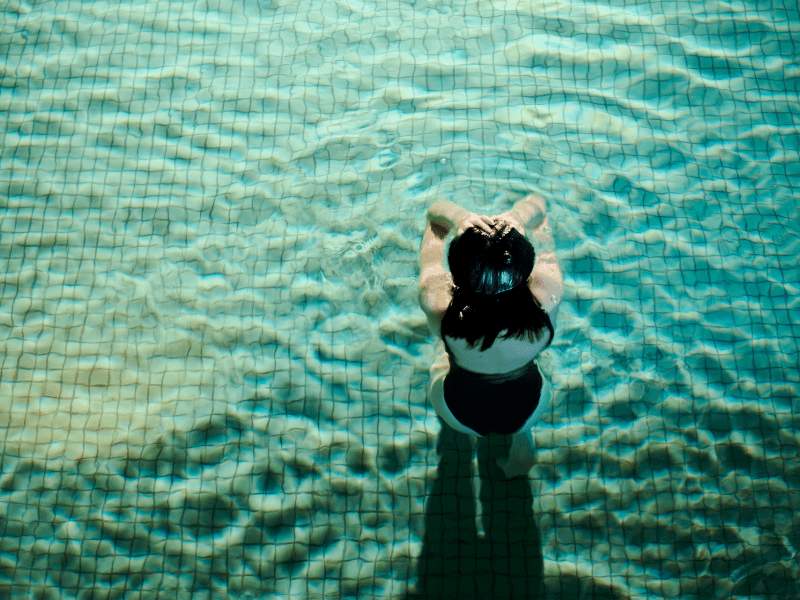 persona en la piscina