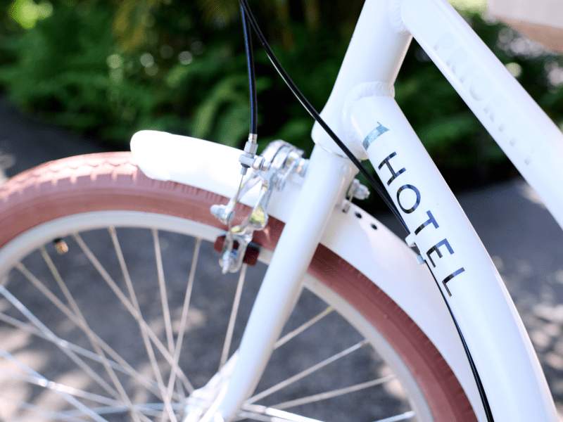 Bicicleta branca do 1 Hotel