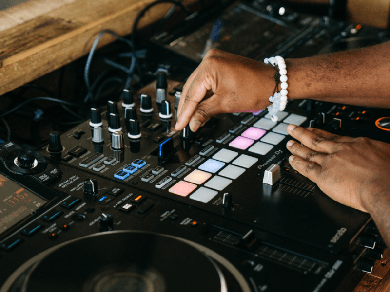 DJ