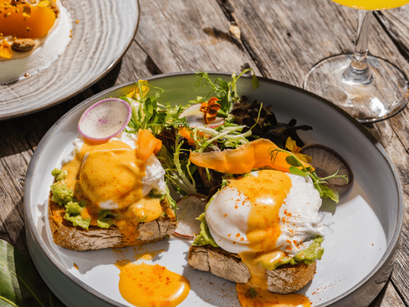 Eggs benedict on toast