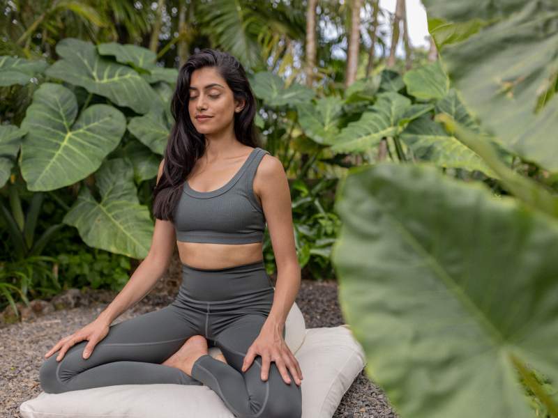 Femme en train de méditer à l'extérieur