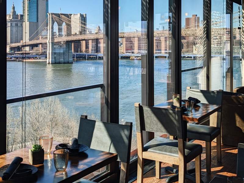 harriet's lounge with views of the brooklyn bridge