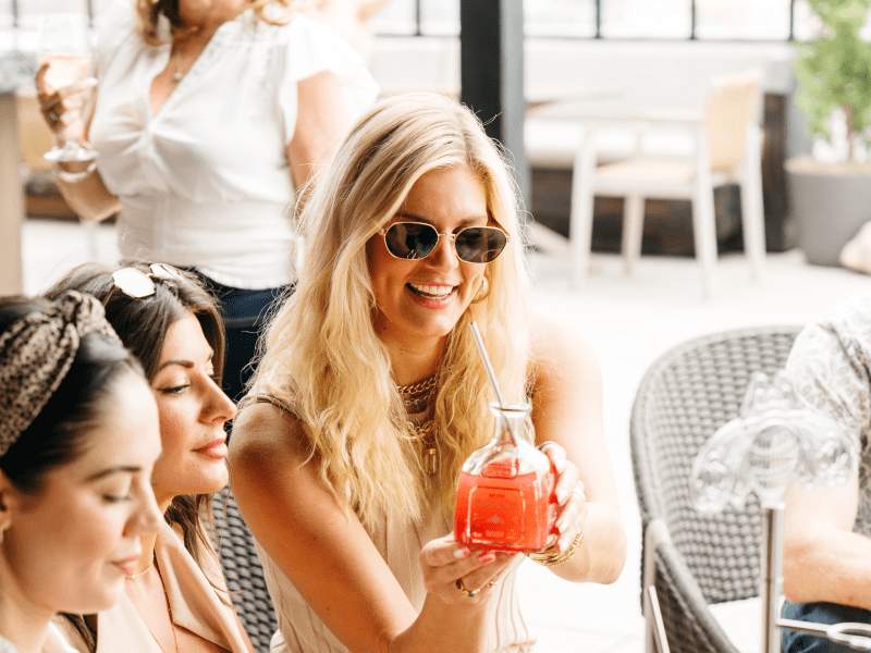 piger til brunch på en tagterrasse