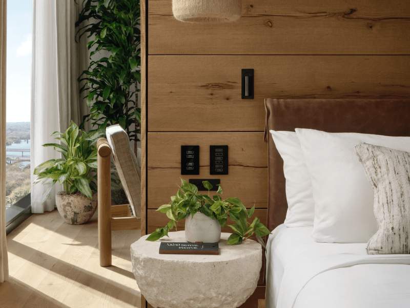 Interior em madeira do quarto de hóspedes junto à grande janela