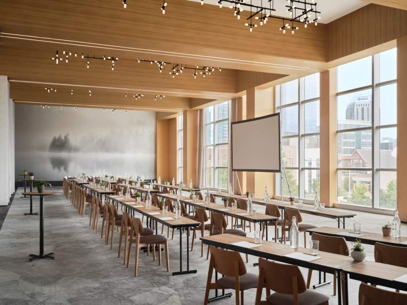 宽敞教室里排列整齐的桌椅