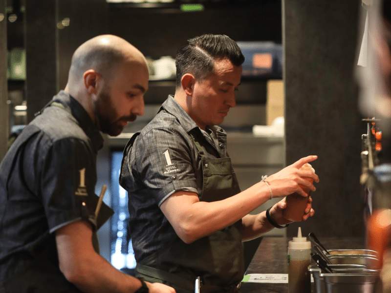 Le chef cuisine dans la cuisine 