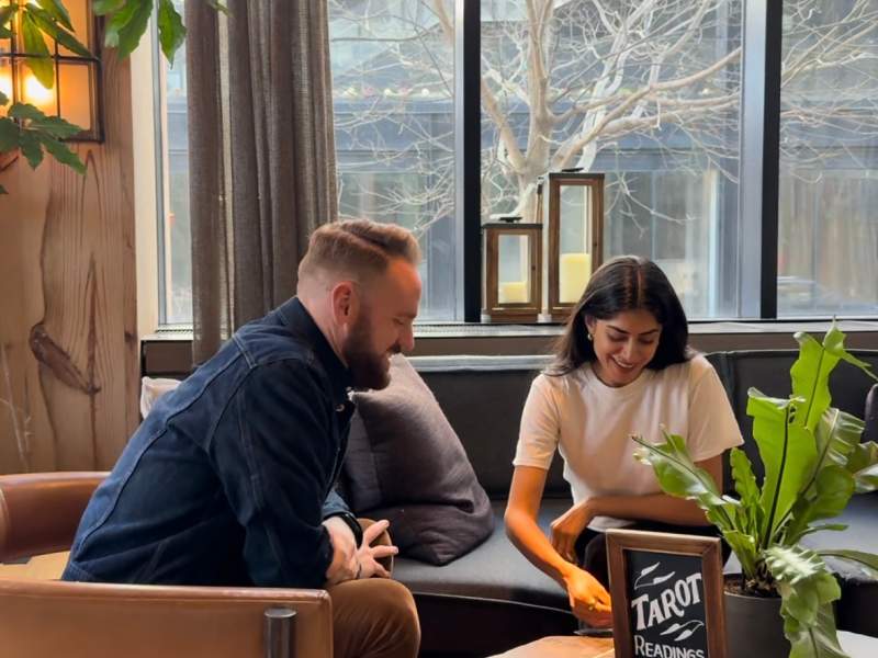 lecture de cartes de tarot dans le hall d'entrée