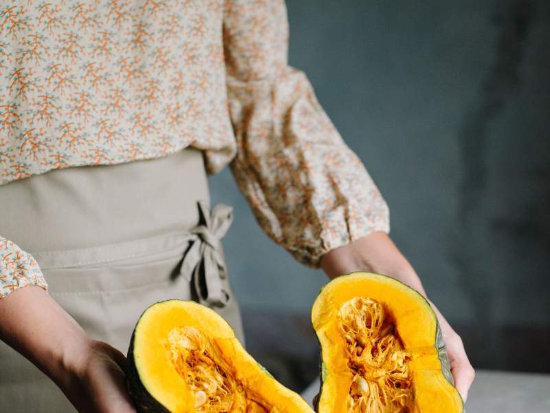 호박을 반으로 자르다 