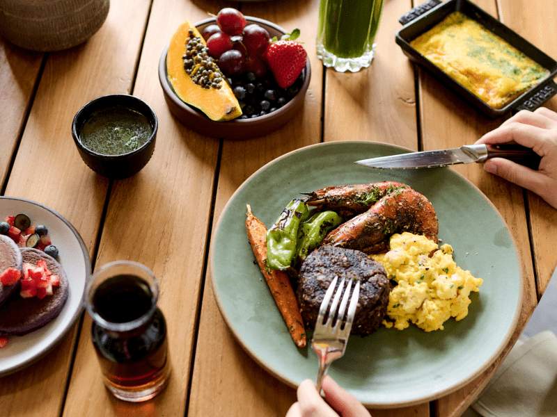 table dressée pour le petit-déjeuner