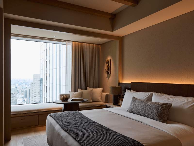 Gastenkamer met een kingsize bed en een raam met uitzicht op Tokyo