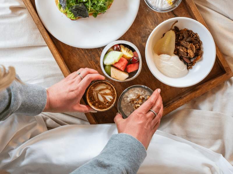 Serviço de refeições no quarto, na cama