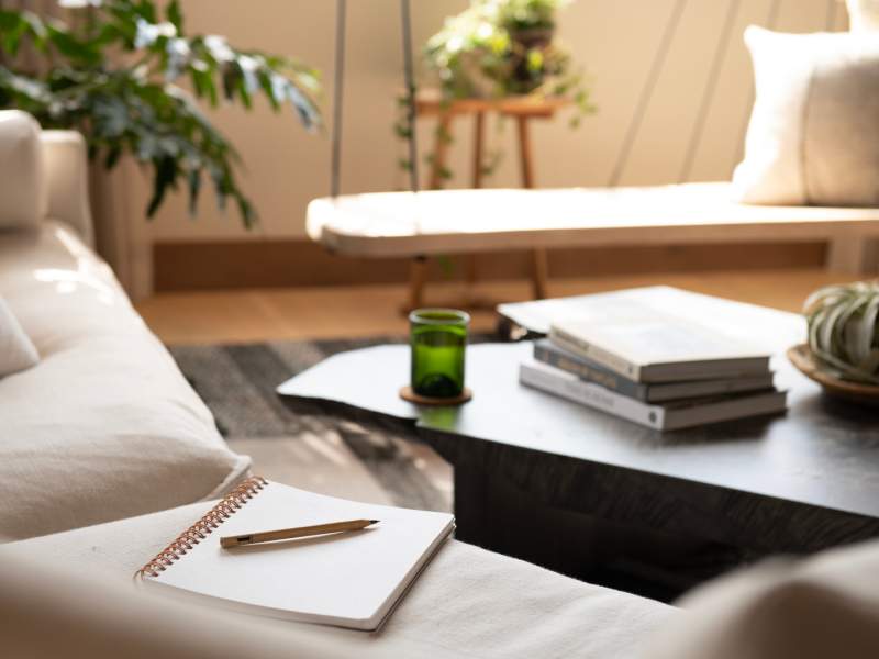 Bloc-notes sur un canapé