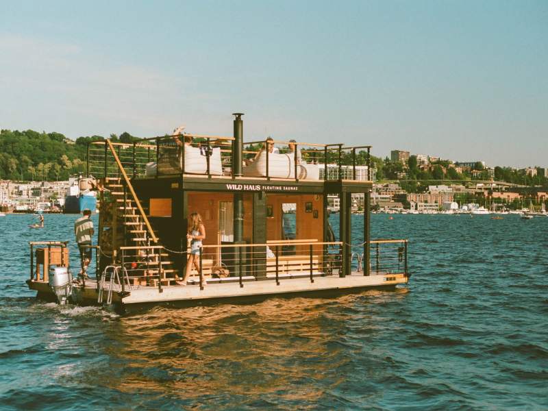 Floating sauna 