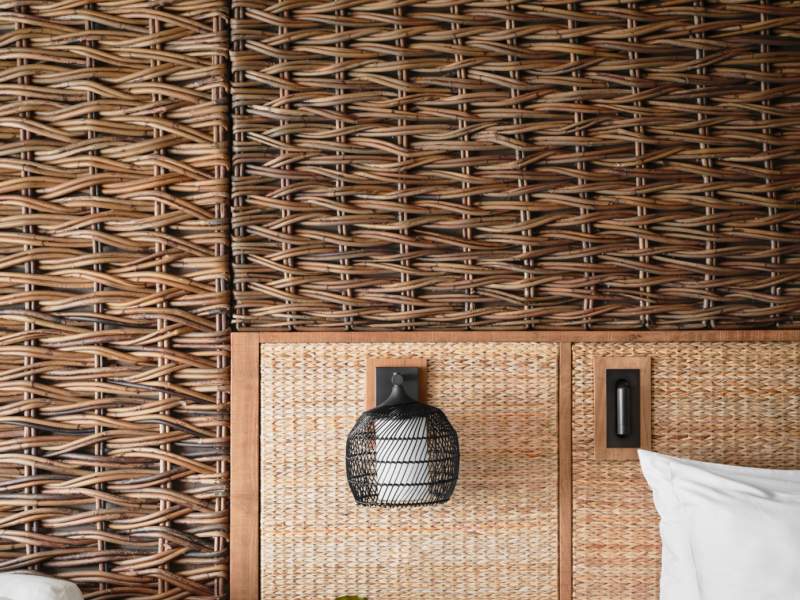 Une table d'appoint décorative est placée devant une toile de fond en bois rustique.