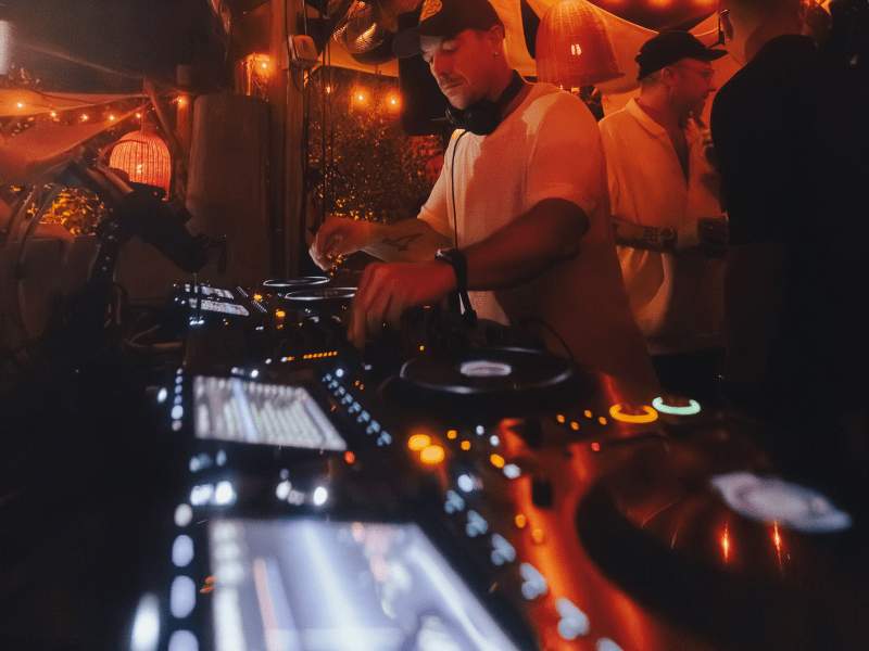 夜のDJ