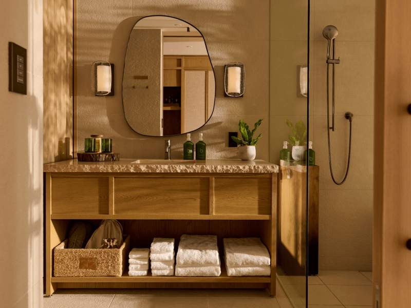 Wastafel en spiegel in de badkamer van de gastenkamer