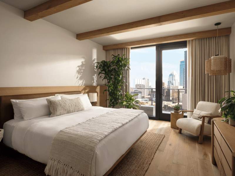 Cama king size no quarto de hóspedes do 1 Hotel Austin