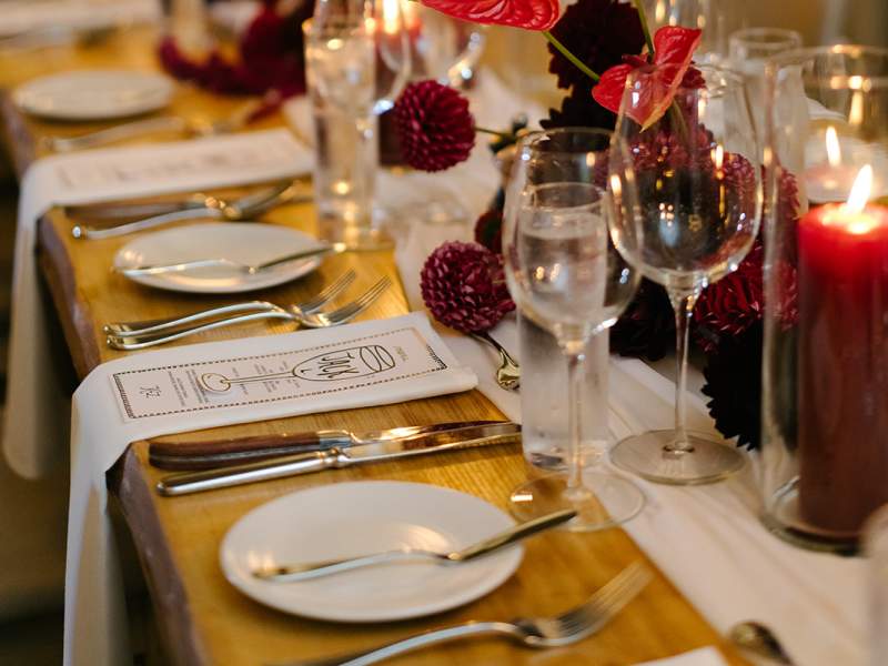 Flauti di champagne su un tavolo