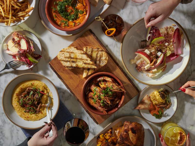  물수리에서 음식 접시 나누기