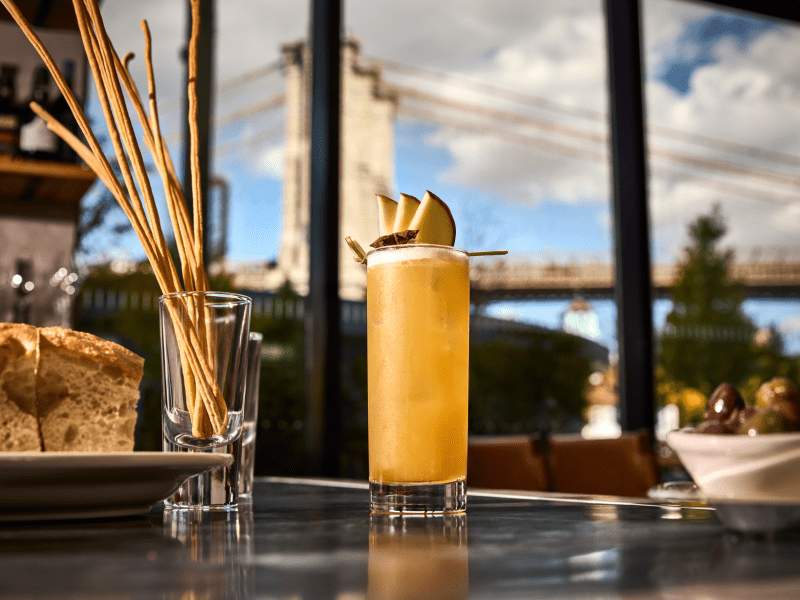Cóctel y aperitivos con vistas al puente de Brooklyn. 