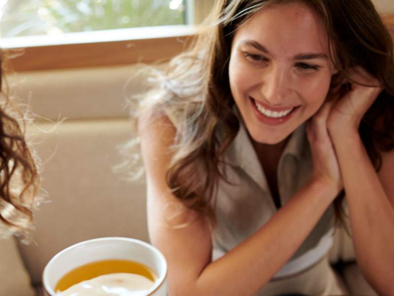 Persone a tavola che consumano un pasto