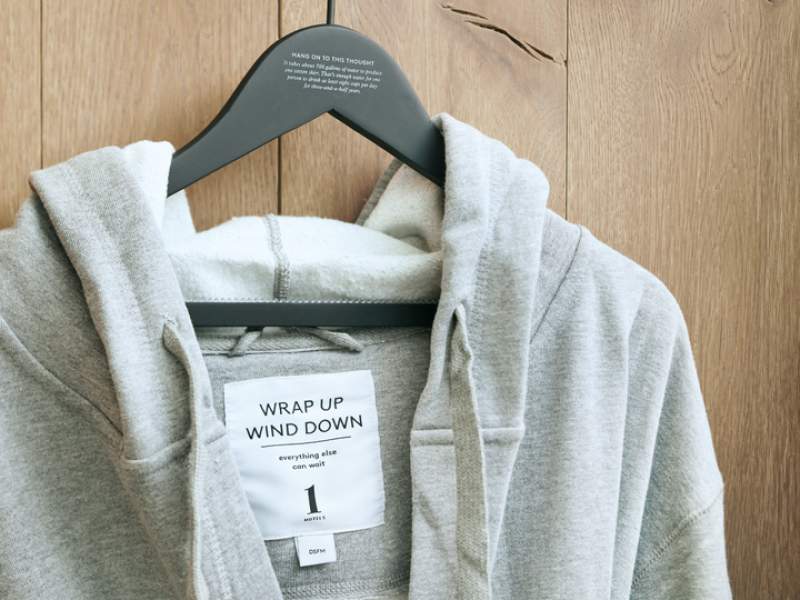 Pull gris accroché au mur