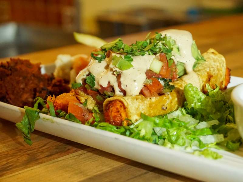 Taquitos with lettuce and a sauce