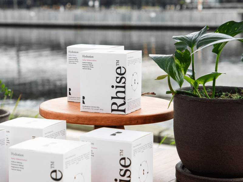 Rhise-hydratatieproduct op een standaard 