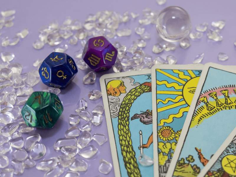 Tarot cards and three twelve-sided die