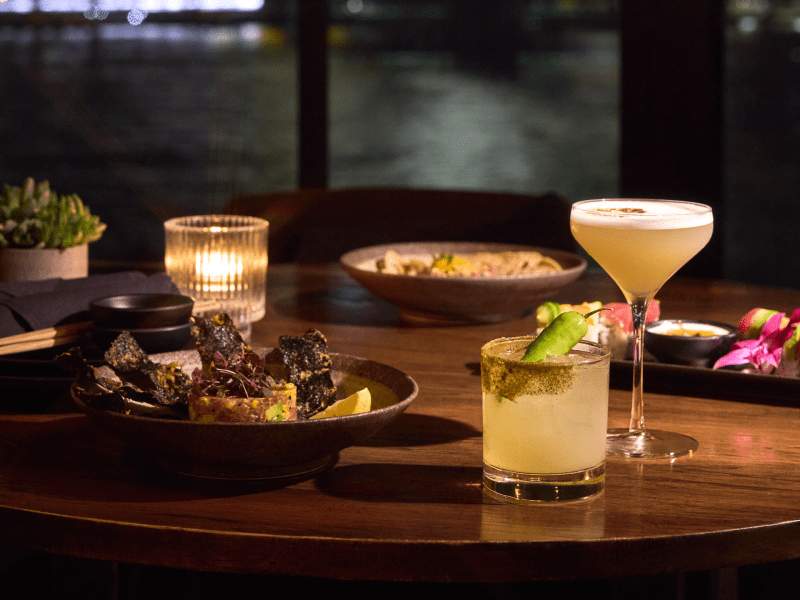 cocktails and food at harriet's lounge with views of the brooklyn bridge