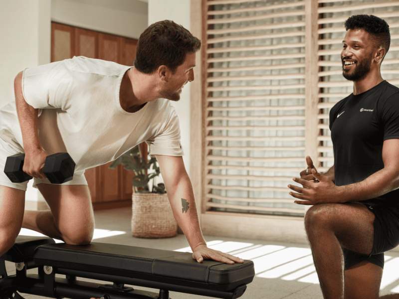 Persona che si allena con il personal trainer