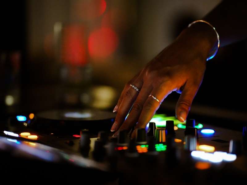 DJ