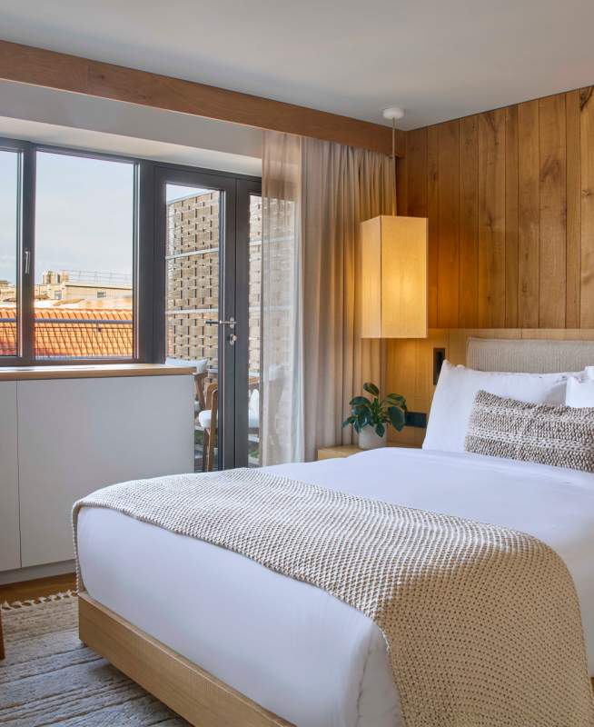 Skyline Queen Balcony