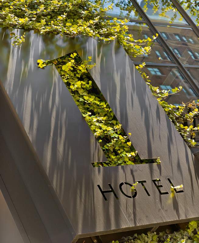 enseigne de façade en lierre