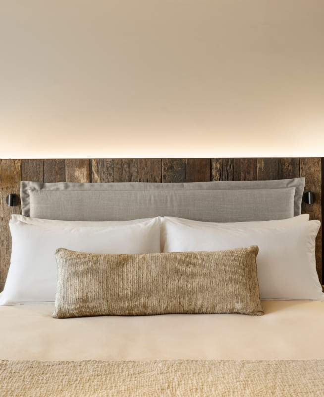 Lit avec tables de nuit de chaque côté