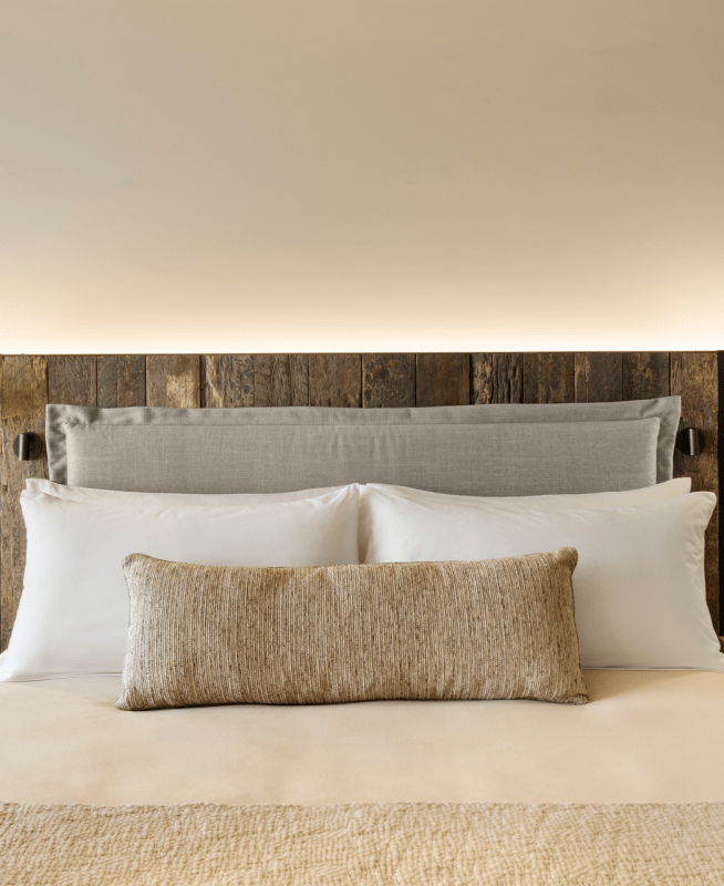 Bed with nightside tables on either side