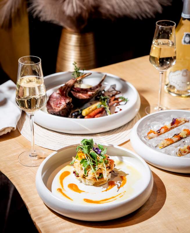 Platos de comida con dos copas de vino
